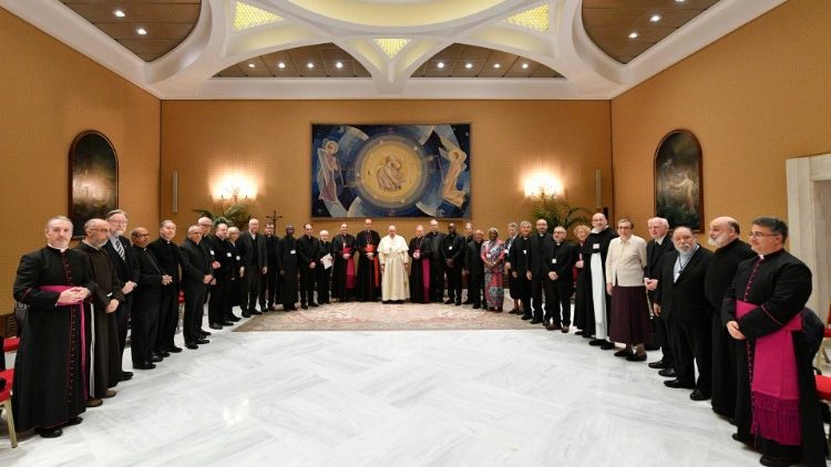 O Papa Francisco com os membros da Comissão Teológica Internacional