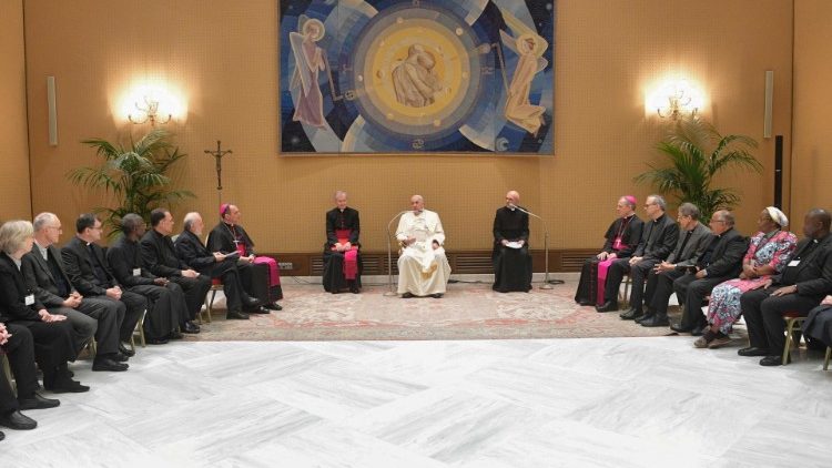 Папата с членовете на Международната богословска комисия
