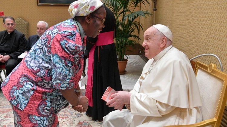 El Papa saluda a una de las teólogas de la Comisión teológica internacional