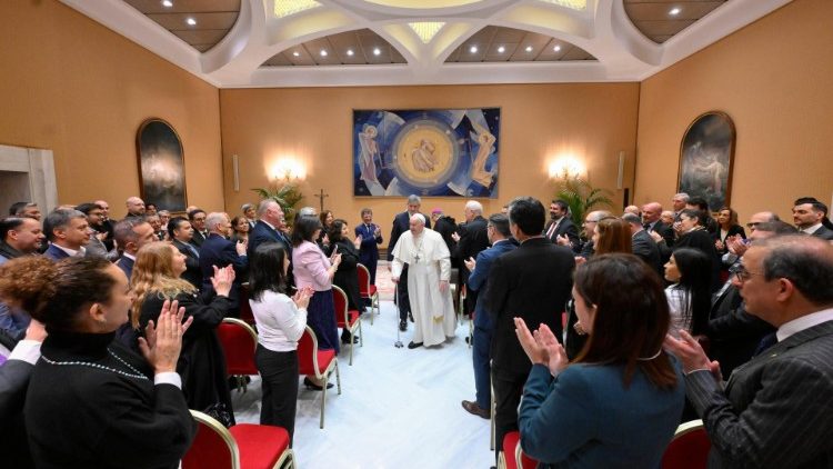 Le Pape saluant les participants du séminaire sur la santé