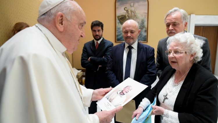 Roselyne Hamel ajándékai a pápának