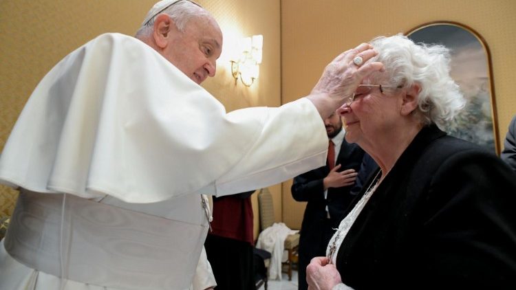 Ferenc pápa megáldja Roselyne Hamelt