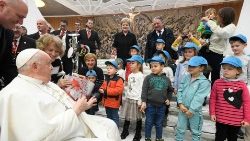 Encuentro del Papa Francisco con los niños de Boves acompañado por Nella Bergoglio en el Vaticano
