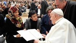 I tre Nobel consegnano al Papa la Dichiarazione sulla Fraternità umana al termine dell'udienza generale