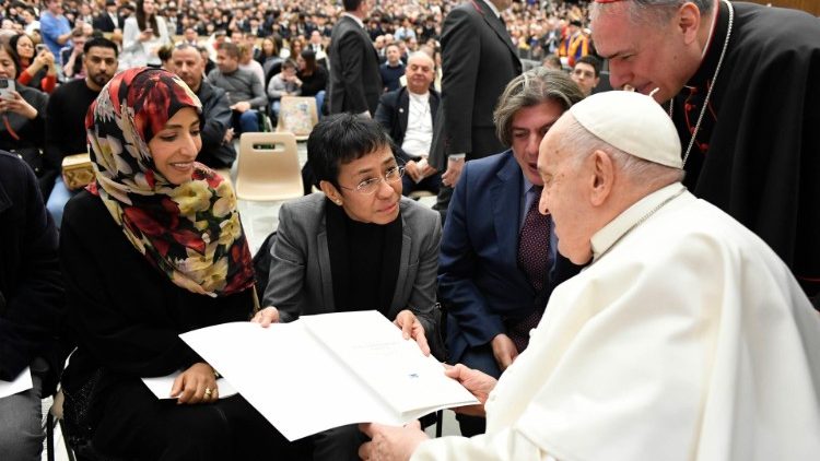 Три лауреата Нобелевской премии вручают Папе Франциску "Декларацию о человеческом братстве" (Ватикан, общая аудиенция 6 декабря 2023 г.)