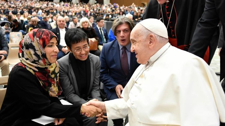 프란치스코 교황이 타와쿨 카르만, 마리아 레사, 조르지오 파리시 노벨상 수상자들과 인사를 나누고 있다.