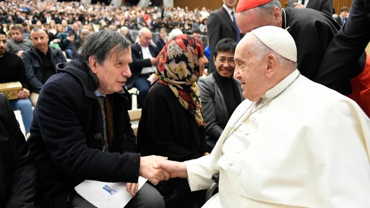 Papa akisalimiana na watuzwa Nobel ya Amani 2021