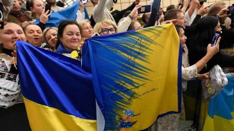 Hata Kundi la waamini kutoka Ukraine na Bendera zao
