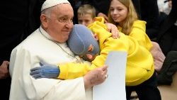 Папата прегръща болно дете по време на общата аудиенция