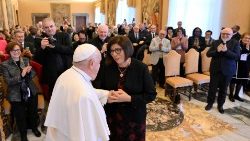 Papa pozdravlja predsjednicu Pokreta fokolara Margaret Karram