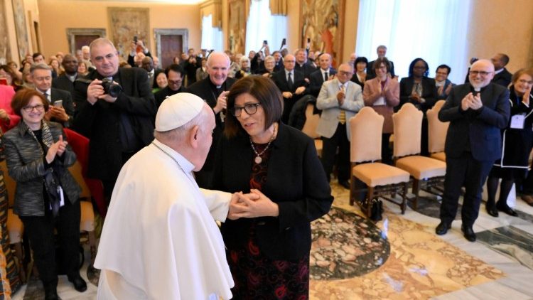 포콜라레 운동 회원들의 예방을 받고 마가렛 카람 회장에게 인사하는 프란치스코 교황