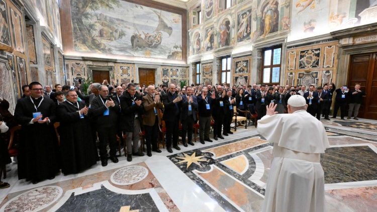 Papež František přichází na audienci pro členy sdružení italských oratoří