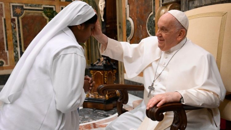 A pápa áldást ad egy nővérre