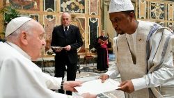 Šešių šalių ambasadoriai prie Šventojo Sosto įteikė popiežius Pranciškui savo skiriamuosius raštus