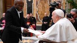 쿠웨이트, 뉴질랜드, 말라위, 기니, 스웨덴, 차드 교황청 주재 신임 대사들을 만나는 교황