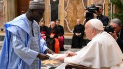 Il Papa durante la presentazione delle Lettere Credenziali degli Ambasciatori di Kuwait, Nuova Zelanda, Malawi, Guinea, Svezia e Ciad