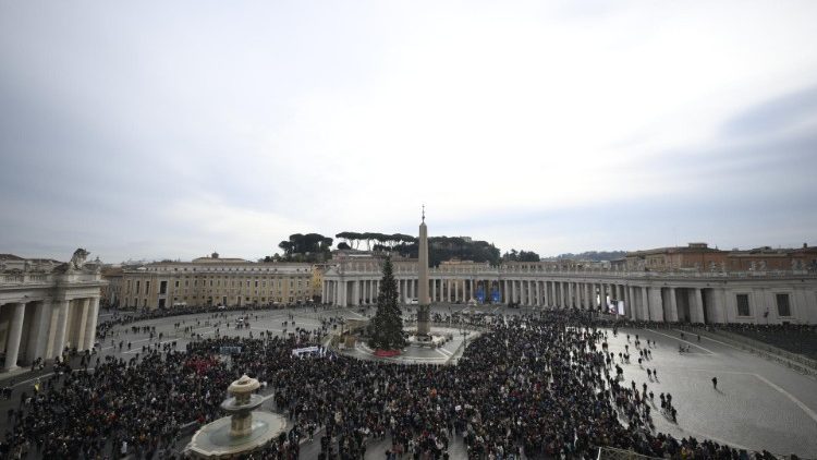 I fedeli in Piazza San Pietro