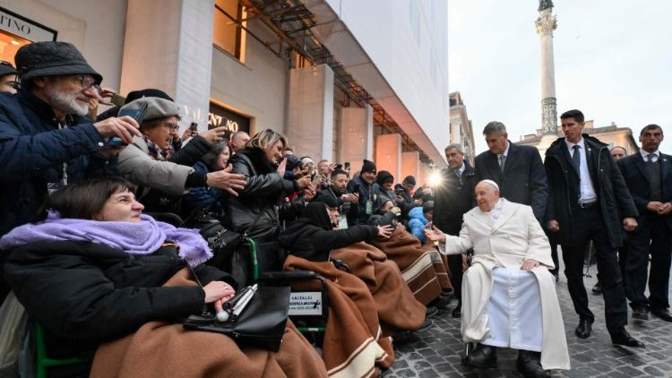 O Papa saúda os fiéis, entre os quais alguns cadeirantes, antes de deixar a Praça de Espanha (Vatican Media)