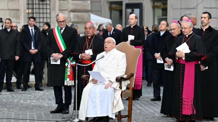 Il Papa in Piazza Mignanelli per l'omaggio a Maria