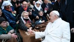 病者たちに話しかける教皇フランシスコ
