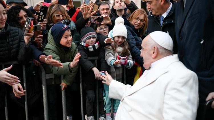 Bevor es wieder zurück in den Vatikan ging, grüßte der Papst noch Kinder auf dem Spanischen Platz
