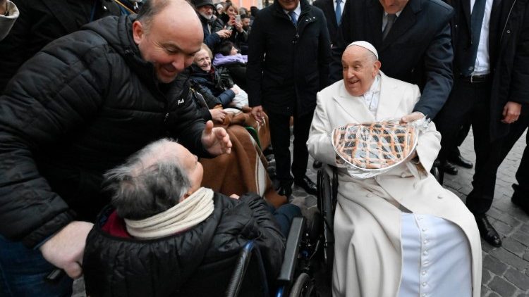 A pápa üdvözölte a betegeket a Spanyol téren