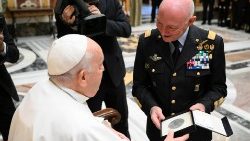 Il Papa riceve i militari dell'Aeronautica Militare italiana, nel centenario dell'istituzione