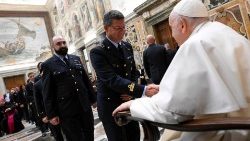 2023.12.09इतालवी वायु सेना के प्रतिनिधिमंडल का स्वागत करते हुए संत पापा फ्राँसिस