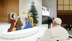Il Papa saluta le delegazioni per il dono del presepio e dell'albero di Natale in Piazza San Pietro