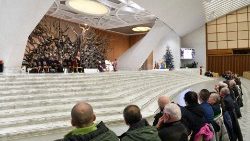 האפיפיור פרנציסקוס פונה אל התורמים של מיצג המולד ועץ המולד באולם הקהל על שם פאולוס השישי 