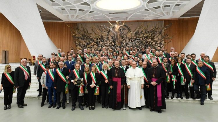 Az adományozó Rieti és Cuneo tartomány polgármesterei  a Szentatyával 