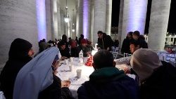 Vakariņas bezpajumtniekiem zem Svētā Pētera laukuma kolonādes. Ilustratīvs attēls