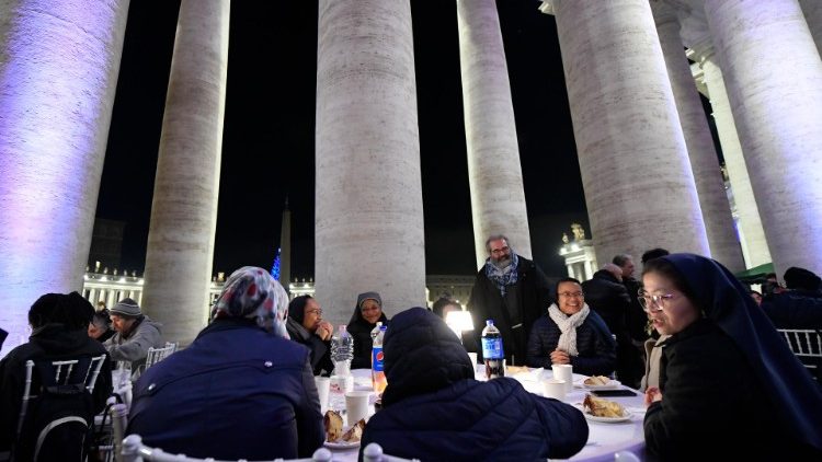 Vatikāna labdarības dikastērija rīkotās vakariņas trūcīgajiem