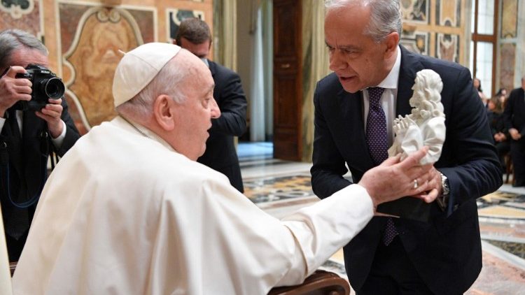 Il dono del ministro dell'Interno Piantedosi a Papa Francesco