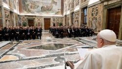 Paavi Franciscus tapasi maanantaina 11.12. Vatikaanissa Italian prefektejä. Paavi kiitteli heitä heidän työstään yhteiskuntarauhan puolesta. Paavi esitti myös huolensa Italian matalista syntyvyysluvuista. “Italia on maa, jossa on puute lapsista” - paavi huomautti. 