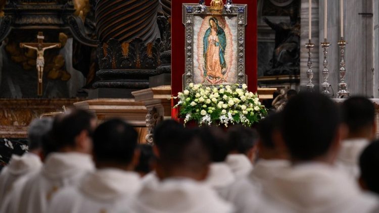 Imagem de Nossa Senhora de Guadalupe e sacerdotes na Basílica de São Pedro