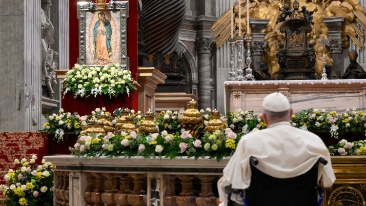 Il Papa davanti a un mosaico della Madonna di Guadalupe nella Basilica Vaticana