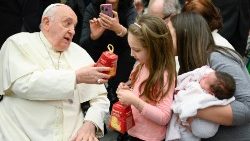 El Pontífice entregó los dulces a los niños presentes en el Aula Pablo VI