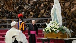 Ferenc pápa a Lourdes-i Szűzanya szobra előtt az UNITALSI betegkísérő szervezetnek tartott audiencián