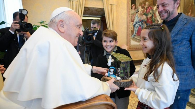 몇몇 어린이들과 함께 있는 프란치스코 교황