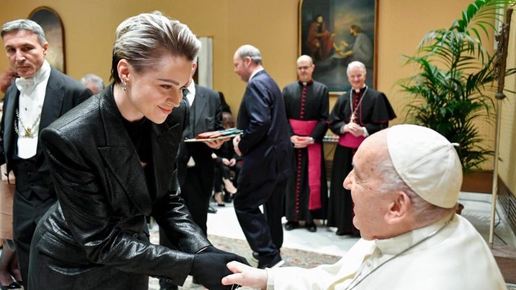 Umjetnici za vrijeme susreta s papom Franjom
