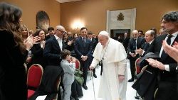 Le Pape François, recevant les artistes du concert de Noël, le samedi 16 décembre 2023. 