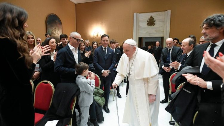 Papież i artyści biorący udział w XXXI Koncercie Bożonarodzeniowym, 16 grudnia 2023 r.