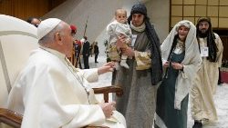 La papa Francisc, figuranții Ieslei de Crăciun de la bazilica Sfânta Maria cea Mare din Roma