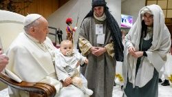 Papa com figurantes do Presépio Vivo da Basílica de Santa Maria Maior