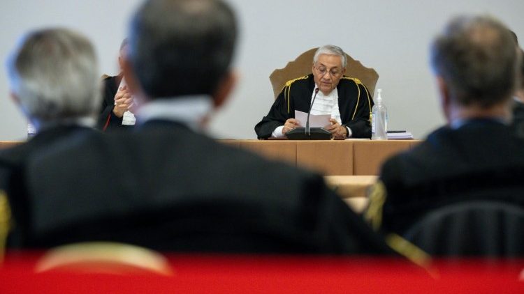 Le tribunal pénal du Vatican a condamné en première instance le cardinal Becciu, jugé avec neuf autres personnes pour fraude, à cinq ans et demi de prison, le 16 décembre 2023. 