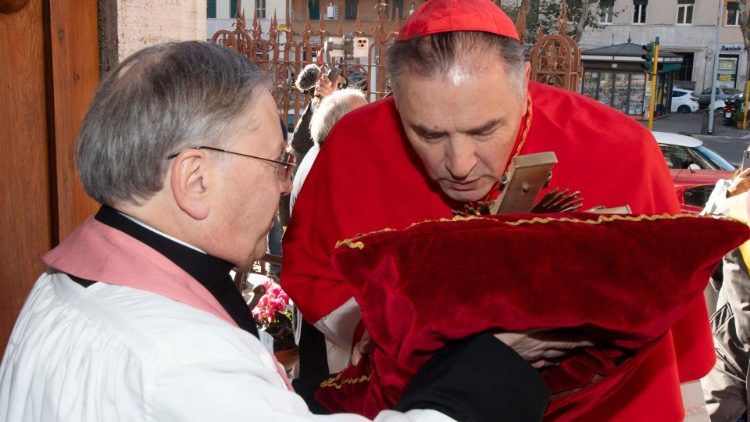 Cardeal Ángel beija o crucifixo ao chegar à Basílica