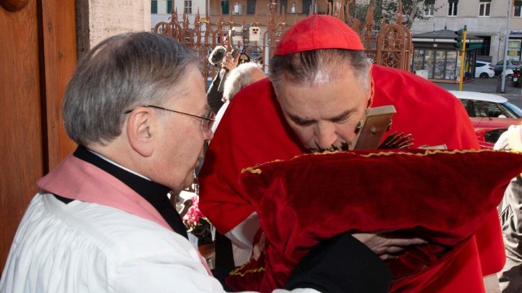 Il cardinale prima della Messa