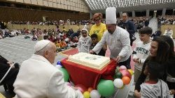 Papa Francesco riceve la torta per il suo compleanno