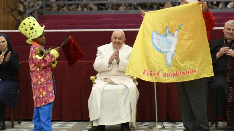  Papa Francesco assiste al numero del clown Gianni con il piccolo Lorenzo